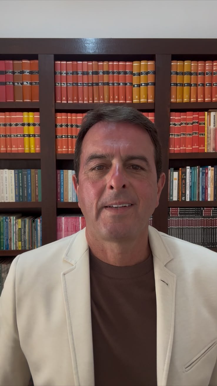 Dr. Marcos Leite, advogado trabalhista em Juiz de Fora, em seu escritório